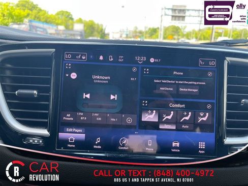 Used 2023 Chrysler Pacifica Touring-L FWD image 17
