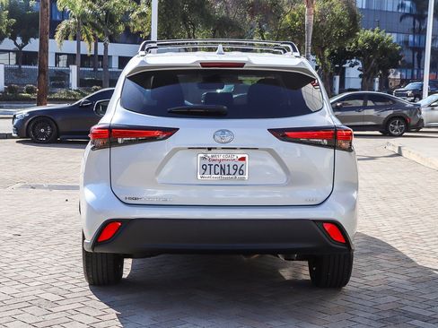 Certified 2025 Toyota Highlander XLE image 8