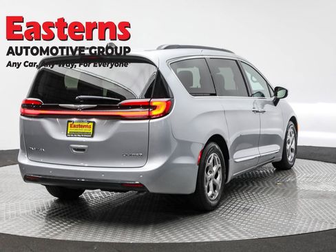 Used 2023 Chrysler Pacifica Limited image 5