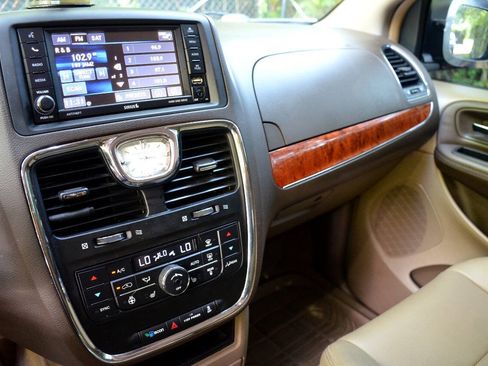 Used 2015 Chrysler Town & Country Touring-L w/ Driver Convenience Group FWD image 18