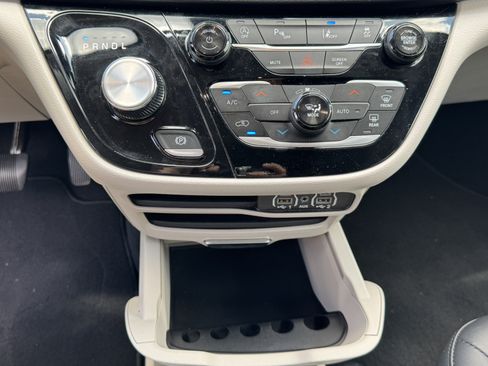 Used 2024 Chrysler Pacifica Touring-L FWD image 28