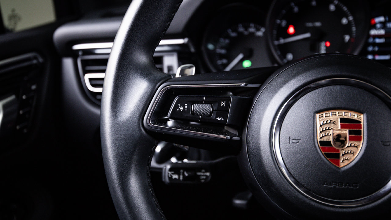 Certified 2023 Porsche Macan AWD/4WD image 17