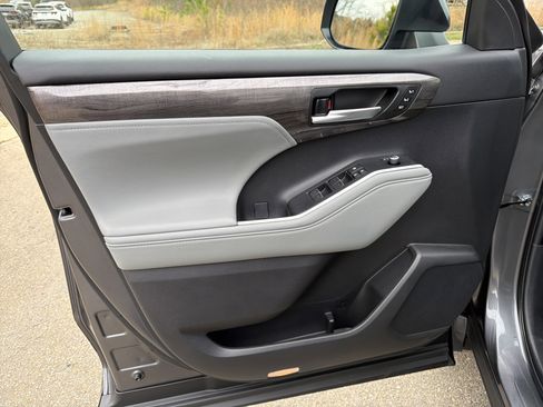 Used 2023 Toyota Highlander Limited image 10