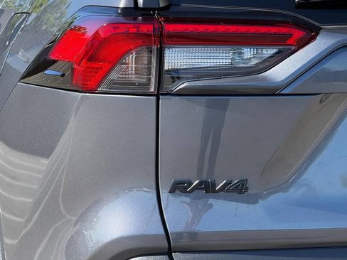 Used 2021 Toyota RAV4 XLE w/ Convenience Package FWD image 28
