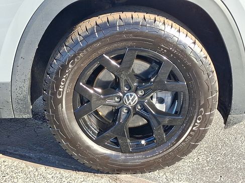 Certified 2025 Volkswagen Atlas Peak Edition SE image 8