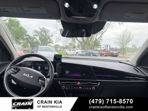 Used 2023 Kia Niro SX Touring image 11
