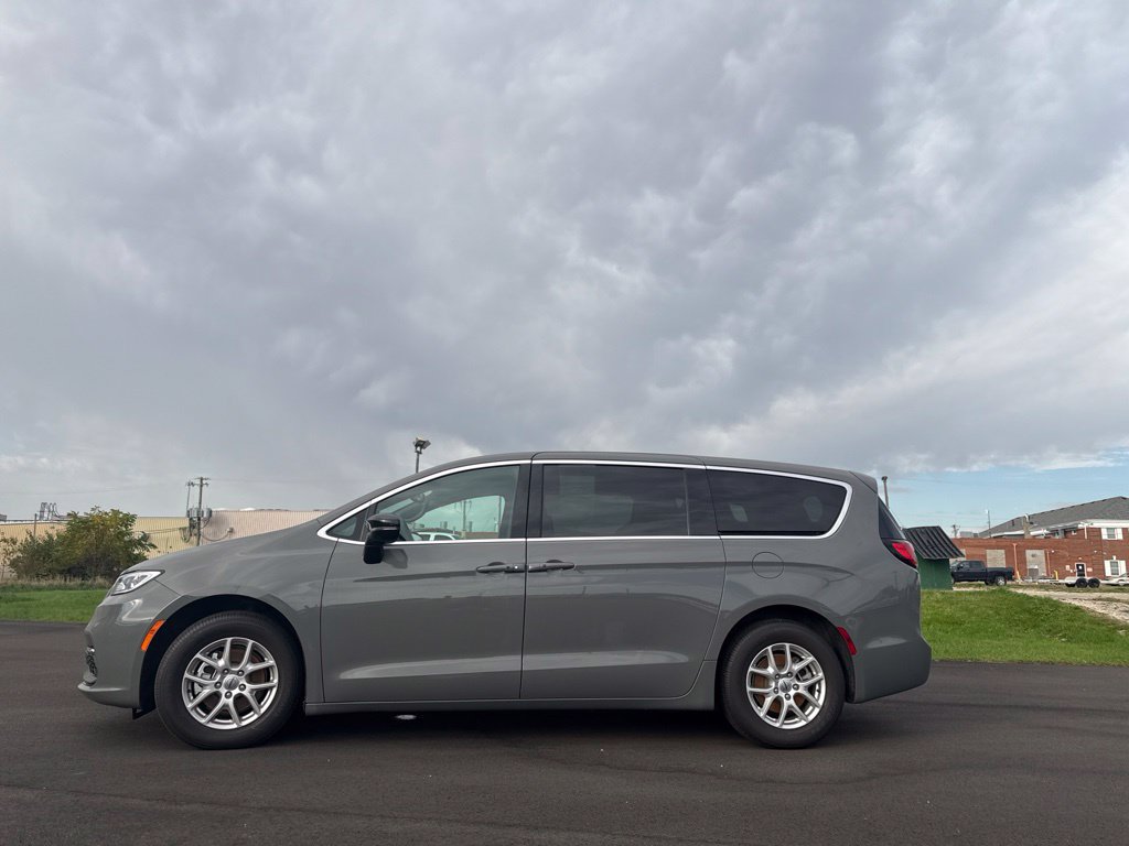 Used 2025 Chrysler Pacifica Select FWD image 5