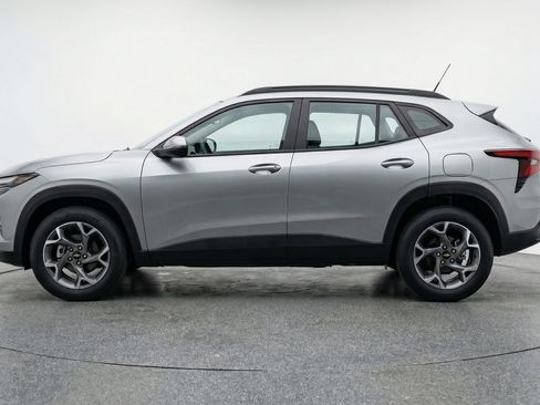 Used 2025 Chevrolet Trax LT FWD image 5