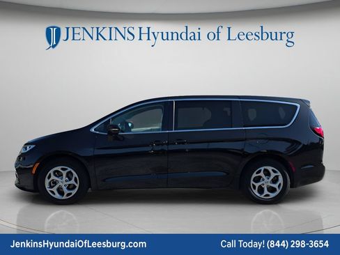 Used 2024 Chrysler Pacifica Limited FWD image 8