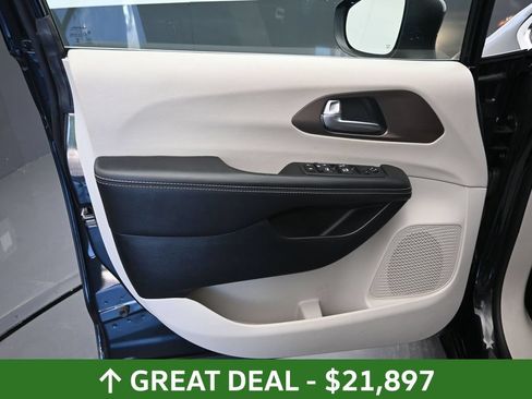 Used 2023 Chrysler Voyager LX FWD image 19