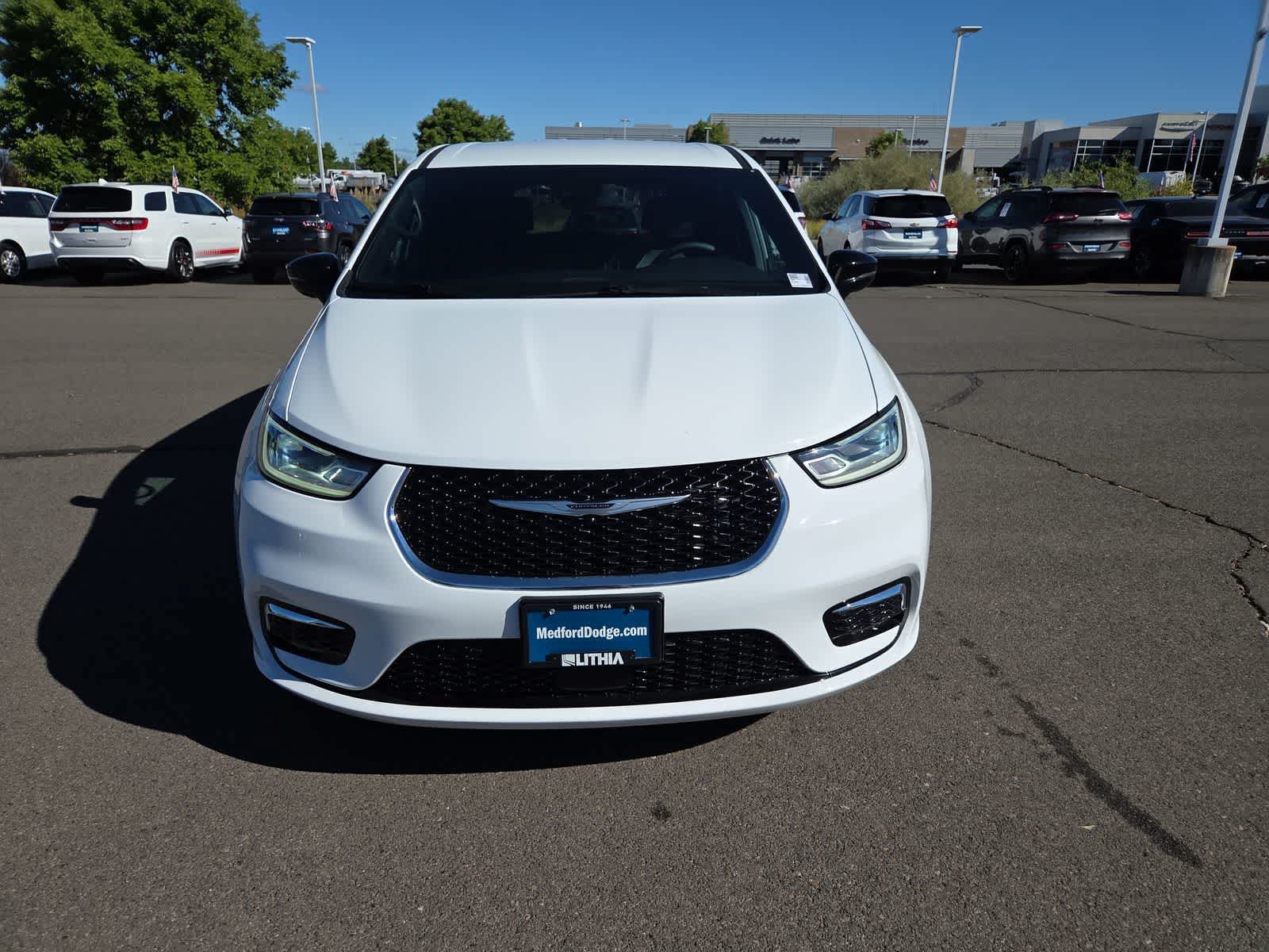 Certified 2025 Chrysler Pacifica Select FWD image 14