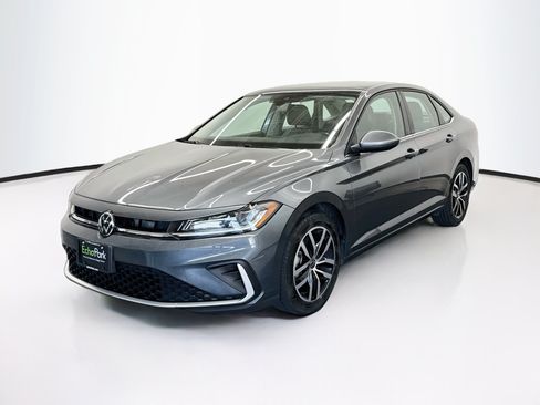 Used 2025 Volkswagen Jetta SE FWD image 3