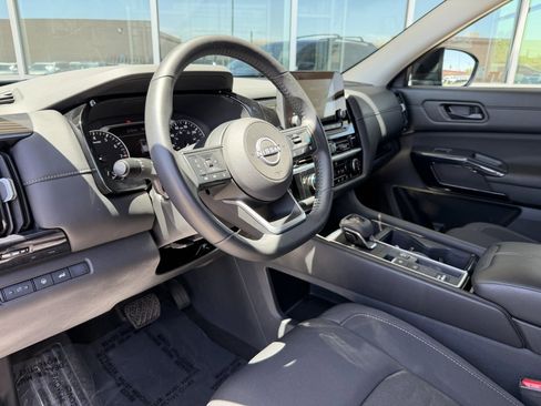 Used 2025 Nissan Pathfinder SV w/ SV Premium Package FWD image 32