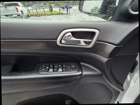 Used 2017 Jeep Grand Cherokee Altitude RWD image 21