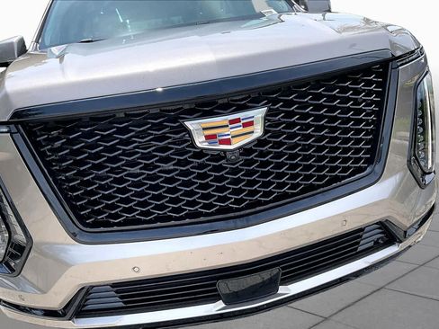 Used 2025 Cadillac Escalade Sport Platinum w/ LPO, Floor Liner Package AWD/4WD image 30