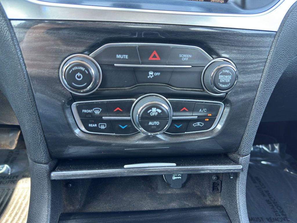 Used 2017 Chrysler 300 Limited AWD/4WD image 24