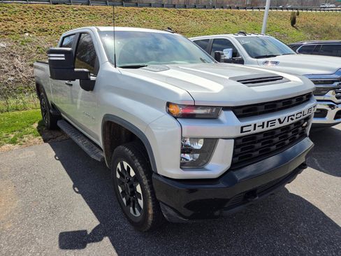 Used 2020 Chevrolet Silverado 2500 Custom w/ Custom Value Package image 3