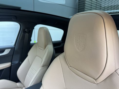 Certified 2025 Porsche Cayenne E-Hybrid Coupe AWD/4WD image 33