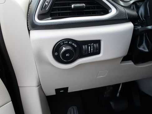 Used 2023 Chrysler Pacifica Touring-L image 16