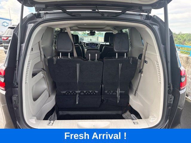 Used 2023 Chrysler Pacifica Limited FWD image 5
