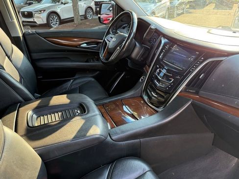 Used 2019 Cadillac Escalade Luxury AWD/4WD image 29