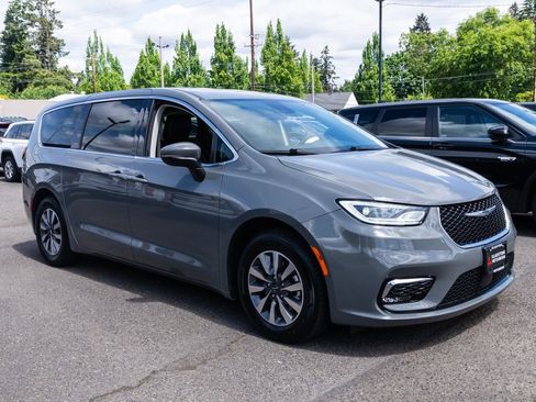Used 2023 Chrysler Pacifica Touring-L FWD image 1