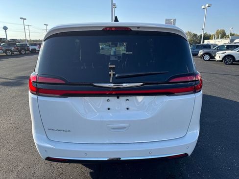 New 2026 Chrysler Pacifica Select image 4