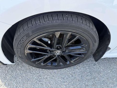 Used 2025 Toyota Camry SE w/ Convenience Package image 10