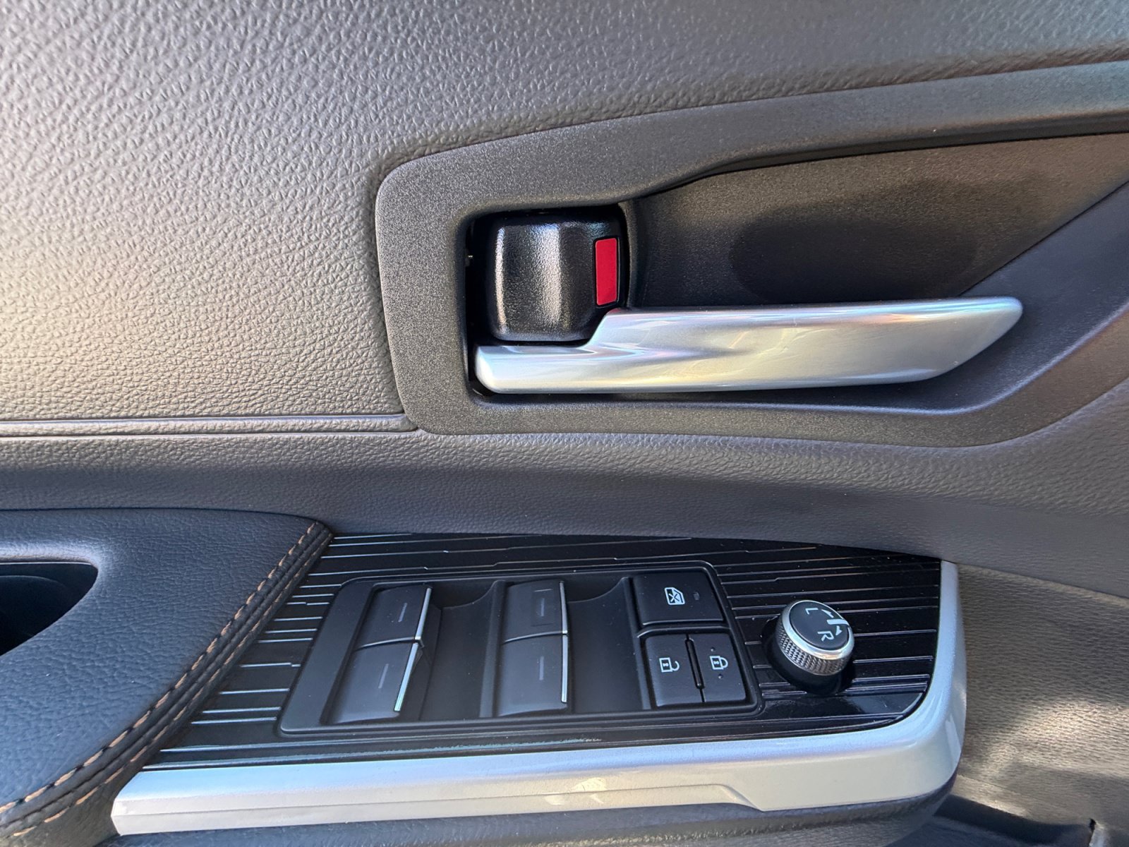 New 2026 Toyota Sienna XLE Woodland Edition AWD/4WD image 17