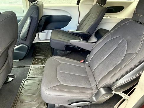 Used 2017 Chrysler Pacifica Touring FWD image 14