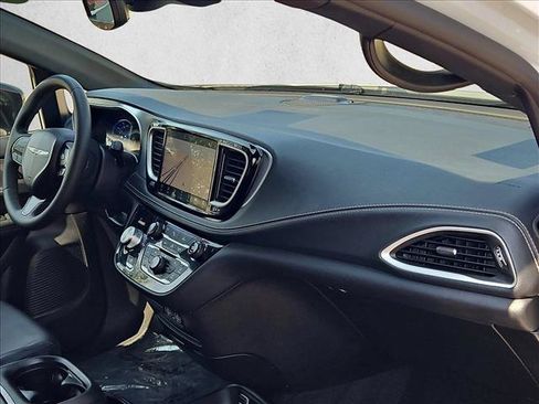 Used 2024 Chrysler Pacifica Limited FWD image 20