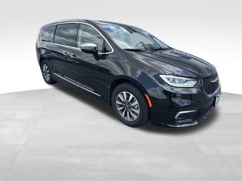 Used 2023 Chrysler Pacifica Limited FWD image 8