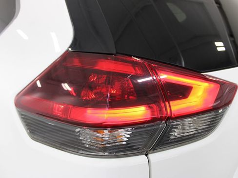 Used 2020 Nissan Rogue SV FWD image 22