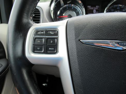 Used 2015 Chrysler Town & Country Touring FWD image 32