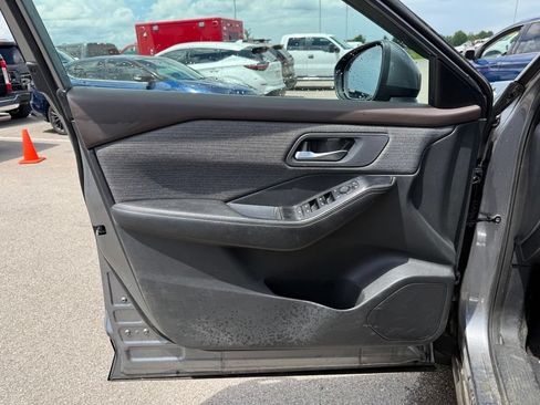Used 2022 Nissan Rogue SV FWD image 6