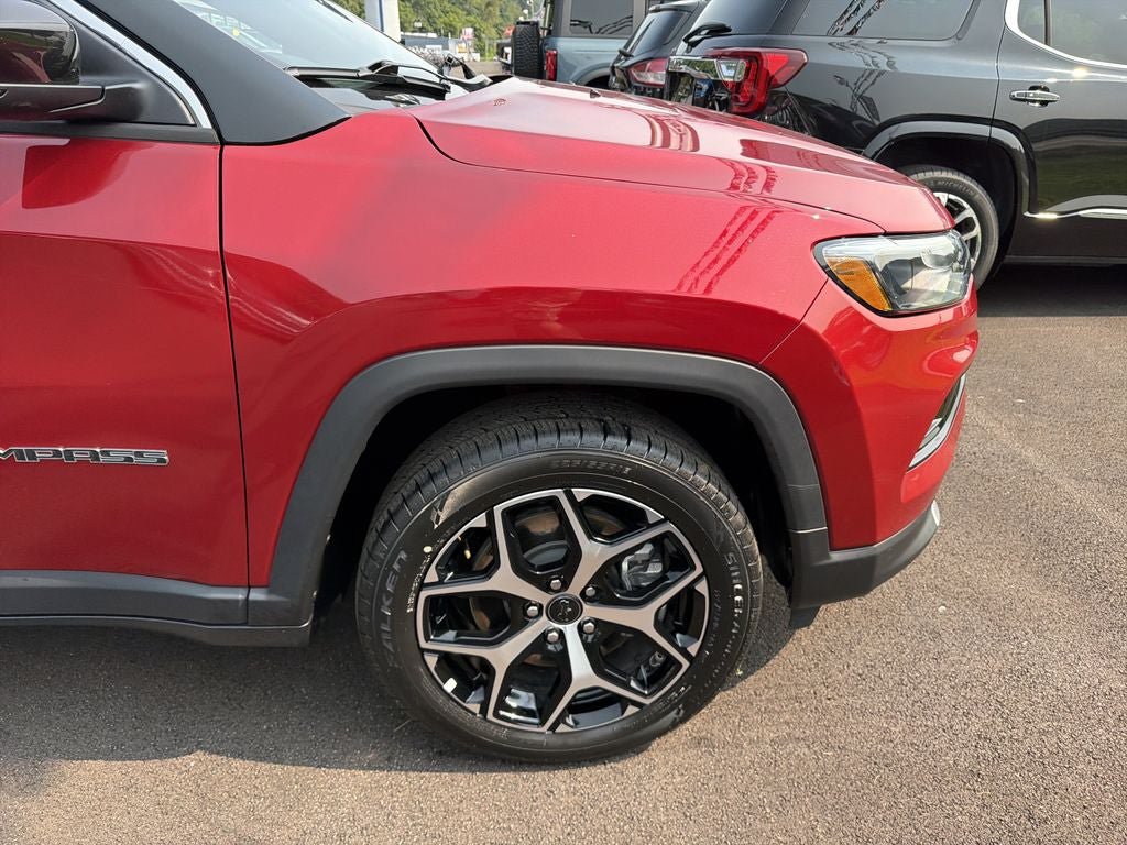 Used 2025 Jeep Compass Limited AWD/4WD image 2