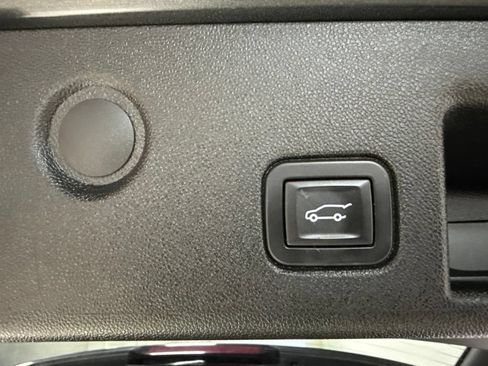 Used 2019 Chevrolet Equinox LT w/ Sun & Navigation Package AWD/4WD image 28