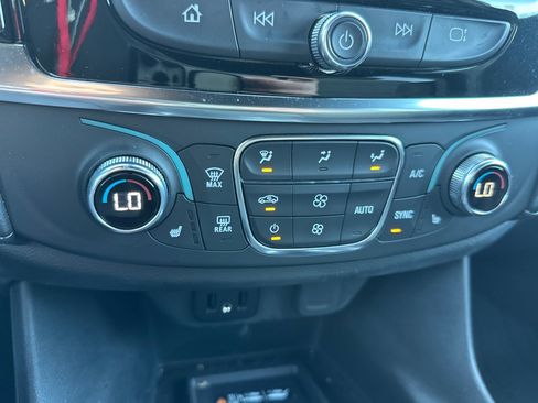 Used 2023 Chevrolet Traverse LT image 28