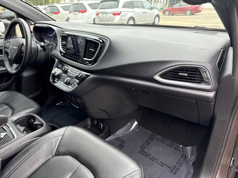 Used 2018 Chrysler Pacifica Touring-L Plus FWD image 38