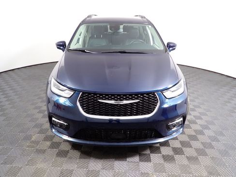 Used 2022 Chrysler Pacifica Touring-L w/ Uconnect Theater Family Group image 7