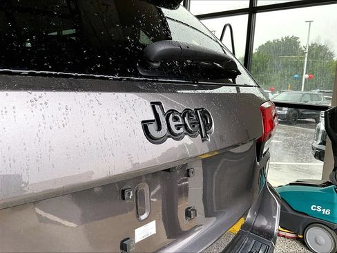 Used 2020 Jeep Grand Cherokee Altitude AWD/4WD image 9