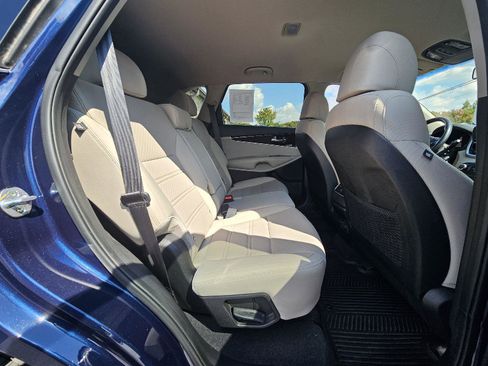 Used 2017 Kia Sorento LX w/ LX Convenience Package image 14
