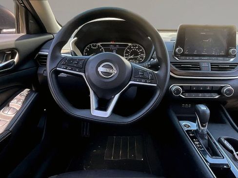 Used 2025 Nissan Altima 2.5 SV FWD image 8