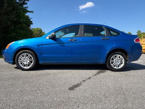 Used 2011 Ford Focus SE FWD image 2