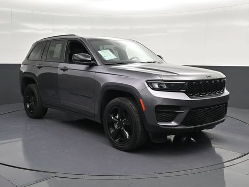 Used 2024 Jeep Grand Cherokee Altitude AWD/4WD image 5