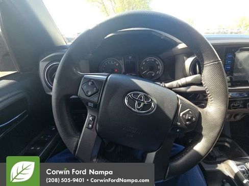Used 2017 Toyota Tacoma TRD Off-Road image 10