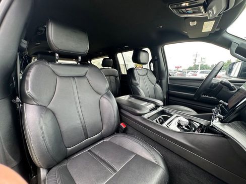 Used 2024 Jeep Wagoneer L Series II RWD image 31