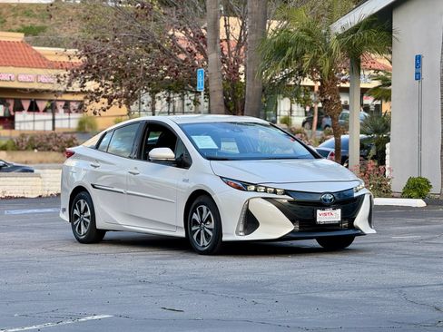 Used 2018 Toyota Prius Prime Premium w/ Carpet Mat Package FWD image 6