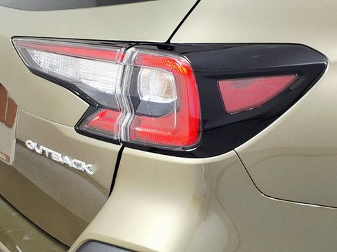 Used 2025 Subaru Outback Premium AWD/4WD image 8