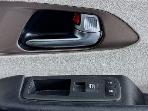 Used 2020 Chrysler Voyager L FWD image 29